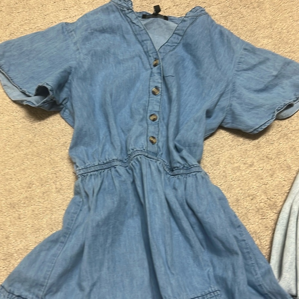 This is a brand new glory dress in a small but i would say its a medium.